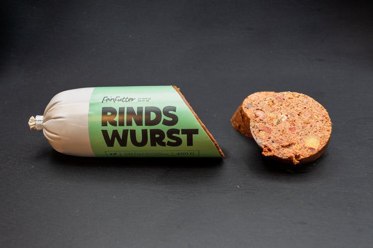 Rind mit Kartoffel, Apfel und Hüttenkäse – angeschnitten mit Etikett