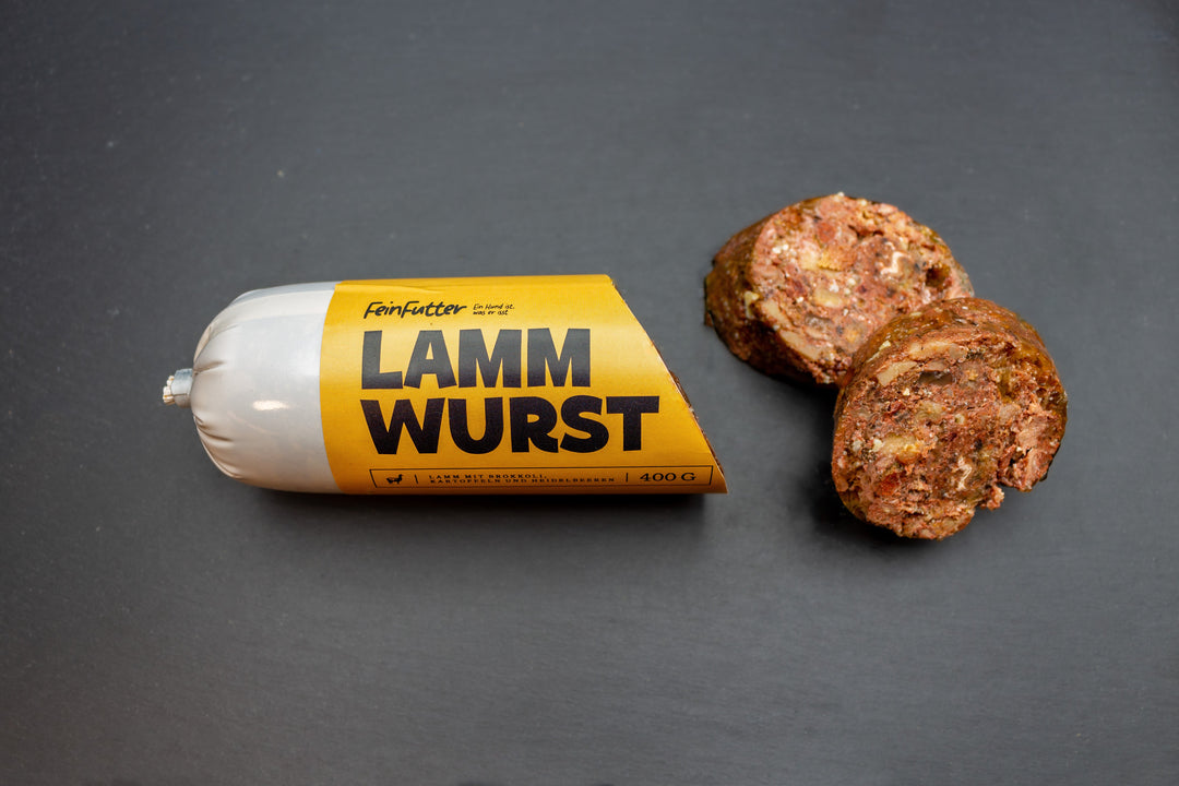 Lamm mit Brokkoli, Kartoffeln & Heidelbeeren – angeschnitten mit Etikett