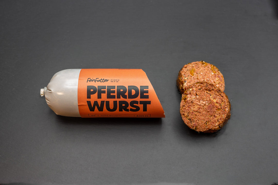 Pferd mit Apfel und Karotte – angeschnitten mit Etikett